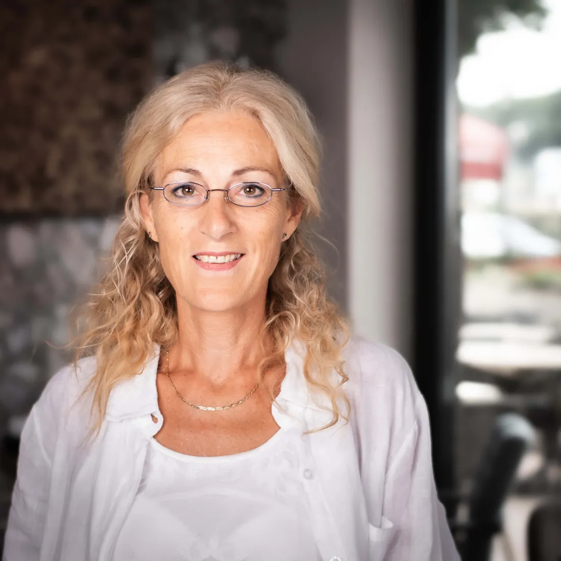 Jacqueline Rijks in haar praktijk in Maasbracht